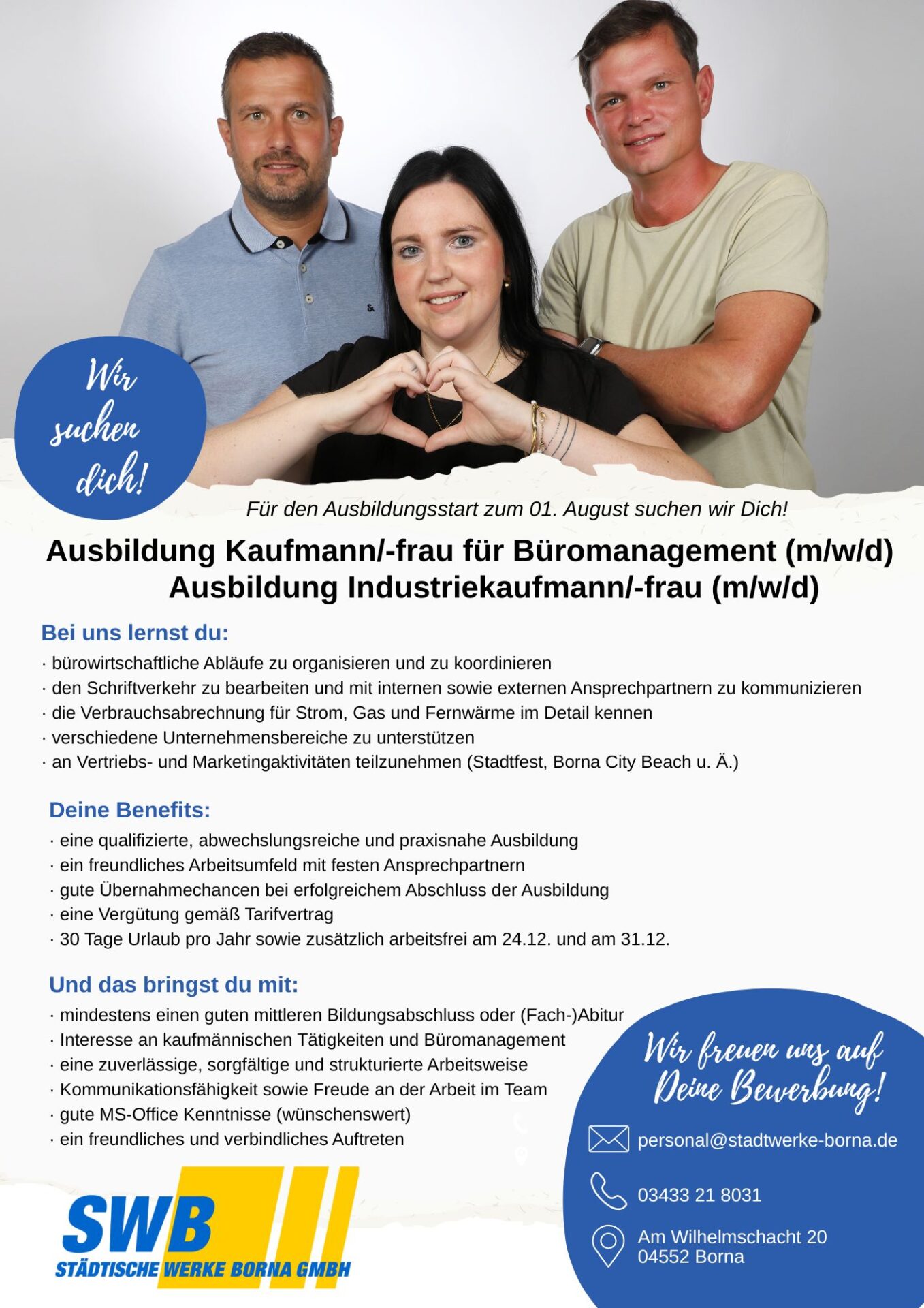 Drei lächelnde Menschen stehen gemeinsam über einem Flyer, der für die Ausbildungsberufe Kaufmann/-frau für Büromanagement und Industriekaufmann/-frau bei der SWB wirbt, und informieren über Aufgaben, Leistungen und Bewerbungsinformationen.